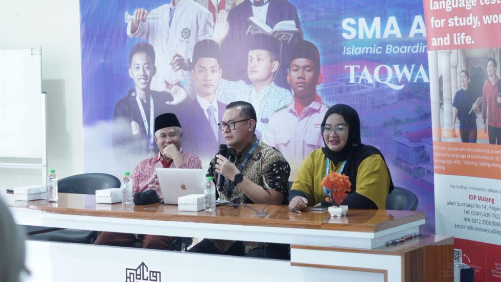 SMA Ar-Rohmah Putra menggelar sosialisasi studi luar negeri bersama University of Glasgow pada 19 November 2025 sebagai upaya membuka wawasan global siswa kelas XI dan XII. Kegiatan ini menghadirkan pemaparan lengkap mengenai peluang kuliah di Inggris, pilihan jurusan, persyaratan masuk, hingga peluang beasiswa, bekerja sama dengan IDP Malang sebagai mitra edukasi internasional. Melalui agenda ini, SMA Ar-Rohmah Putra memperkuat komitmennya dalam menghadirkan program pendidikan berorientasi global serta memfasilitasi siswa untuk meraih jenjang pendidikan tinggi di universitas kelas dunia.