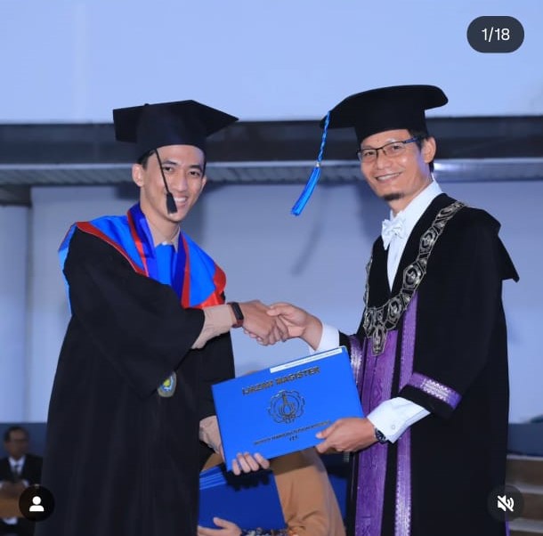 Mizanurafi’ Ghifarhadi Prasiefa, alumni SMA Ar-Rohmah hafidz 30 juz, lulusan S1 Teknik Kimia UNEJ dan S2 Teknik Kimia ITS, kini mengelola Sparkling Digital Printing di bidang percetakan dan konveksi