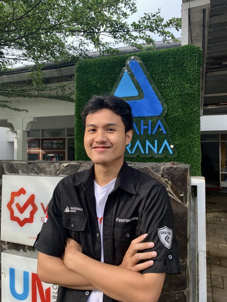 Araya Putra Suryanto, alumni SMP–SMA Ar-Rohmah angkatan ke-22 (Hiraeth), kini dikenal sebagai entrepreneur muda di bidang startup dan inovasi teknologi. Melalui kiprahnya di Kustompedia dan technology innovation agency, Araya sukses membangun solusi digital modern seperti software development dan AI development. Dalam pesannya kepada adik-adik santri Ar-Rohmah, Araya menekankan pentingnya memanfaatkan setiap kesempatan yang ada, berani mencoba hal baru, dan selalu berproses menjadi versi terbaik dari diri sendiri sejak dini. Ia mengingatkan agar para santri tidak mudah menyerah ketika menghadapi kejenuhan, tetapi kembali mengingat tujuan awal dan menciptakan semangat baru dari hal-hal sederhana. Sosok Araya mencerminkan karakter santri visioner Ar-Rohmah — berilmu, beriman, dan berani berinovasi menghadapi tantangan zaman.