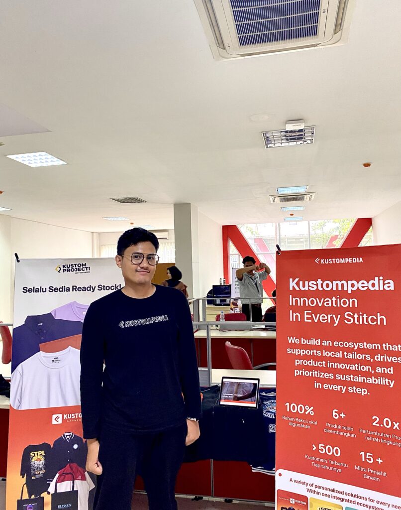 Araya Putra Suryanto, alumni SMP–SMA Ar-Rohmah angkatan ke-22 (Hiraeth), kini dikenal sebagai entrepreneur muda di bidang startup dan inovasi teknologi. Melalui kiprahnya di Kustompedia dan technology innovation agency, Araya sukses membangun solusi digital modern seperti software development dan AI development. Dalam pesannya kepada adik-adik santri Ar-Rohmah, Araya menekankan pentingnya memanfaatkan setiap kesempatan yang ada, berani mencoba hal baru, dan selalu berproses menjadi versi terbaik dari diri sendiri sejak dini. Ia mengingatkan agar para santri tidak mudah menyerah ketika menghadapi kejenuhan, tetapi kembali mengingat tujuan awal dan menciptakan semangat baru dari hal-hal sederhana. Sosok Araya mencerminkan karakter santri visioner Ar-Rohmah — berilmu, beriman, dan berani berinovasi menghadapi tantangan zaman.