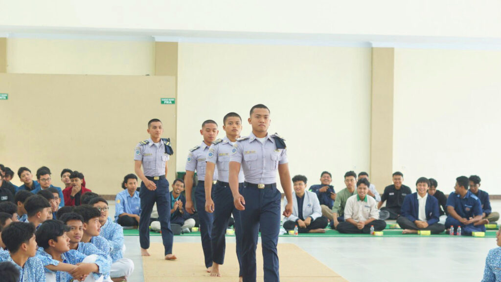 Parade kampus POLTEKPEL pada kegiatan Expo Campus (AREX) 2026