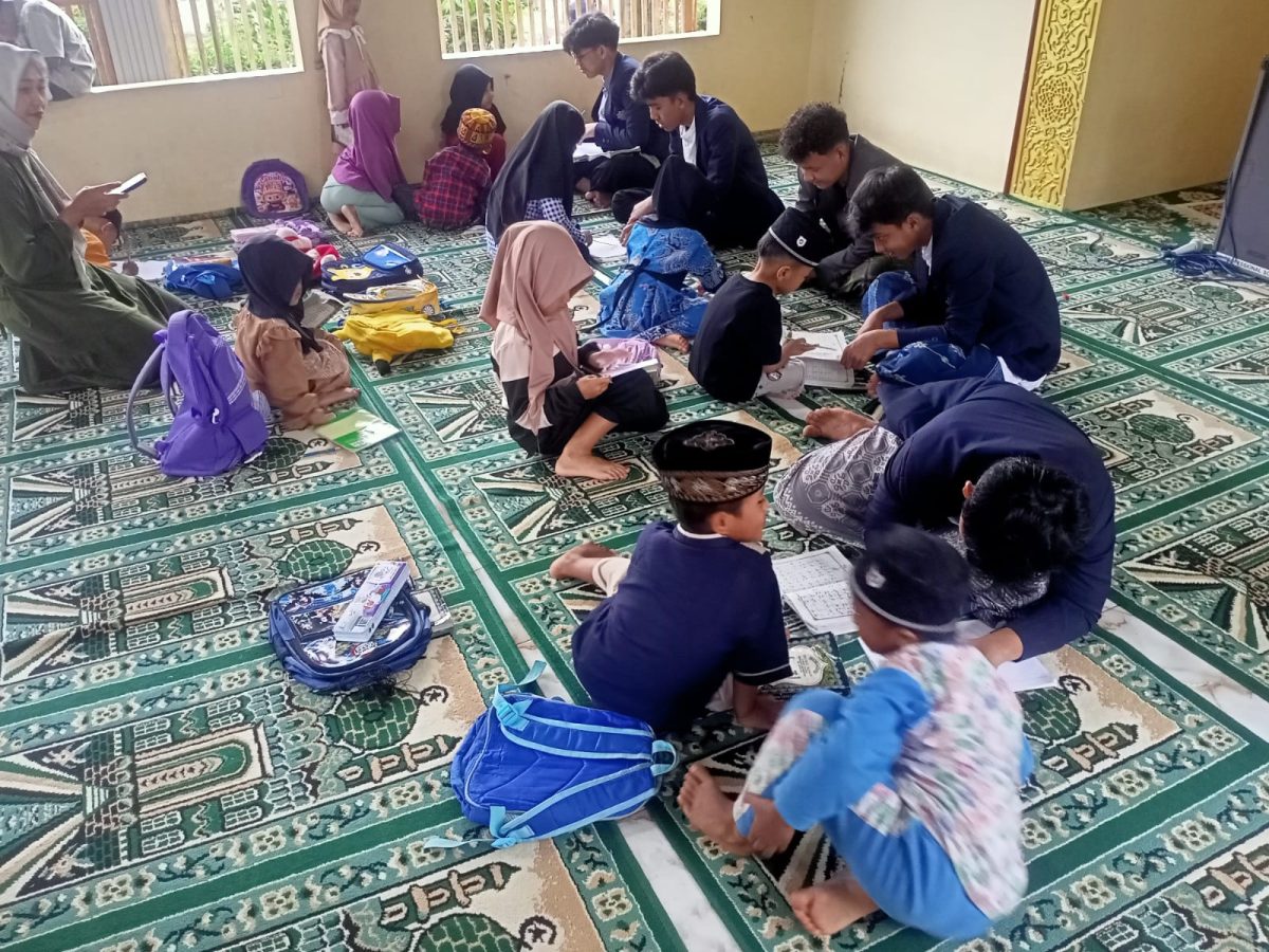 Kegiatan siswa PDPH di sore hari dengan belajar bersama adik-adik TPQ