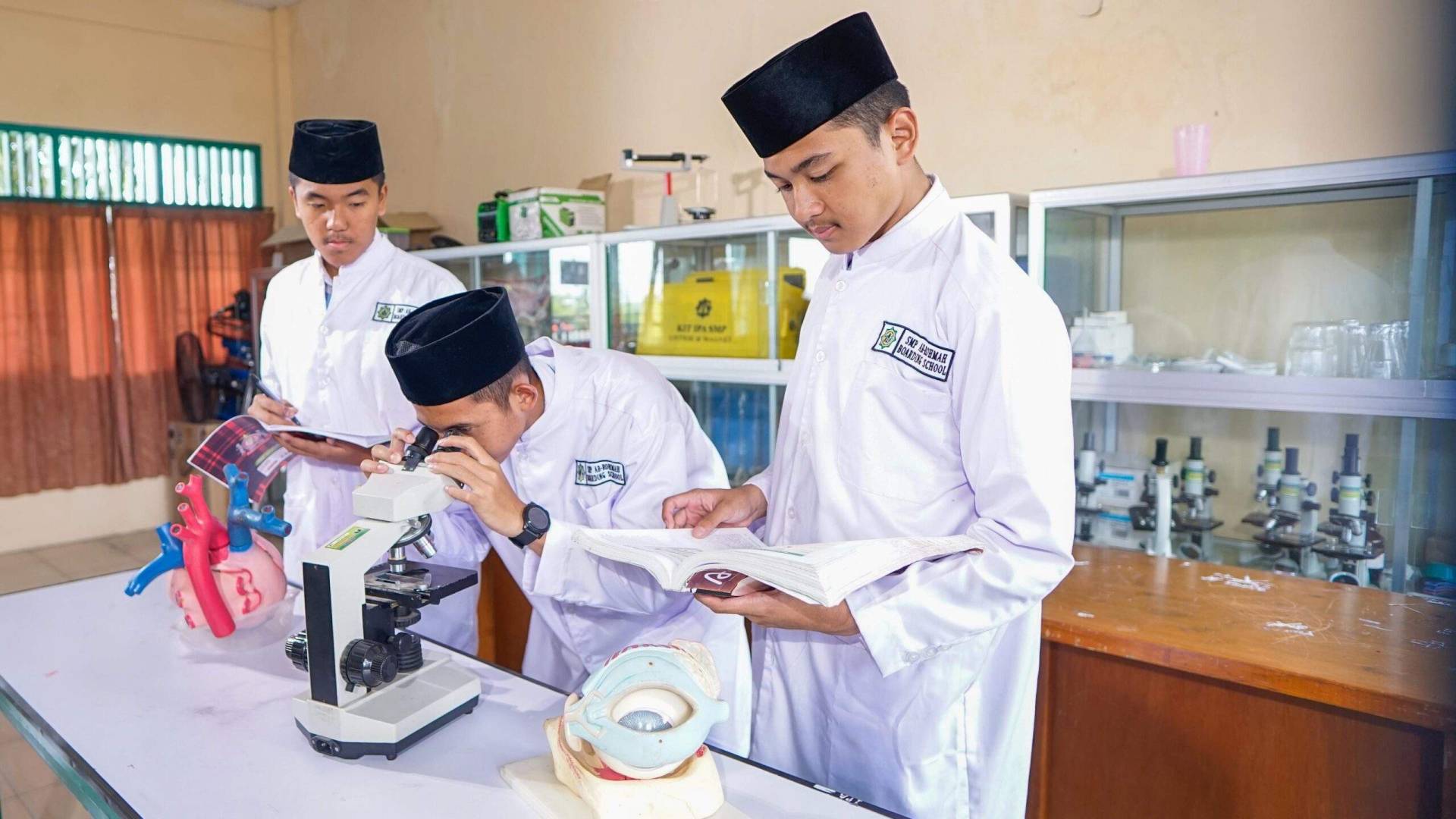Santri dan Guru SMA Ar Rohmah Dau Malang